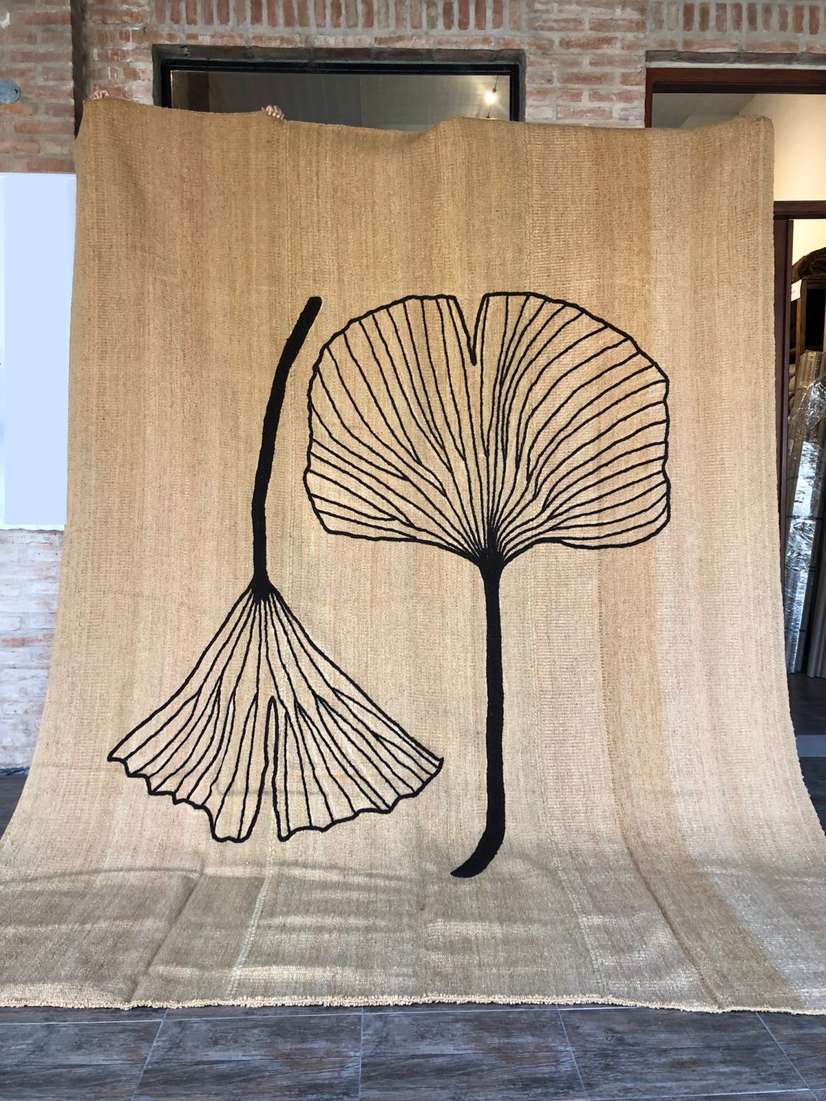 SALAVINA | CEBOLLA Y BORDADO NEGRO